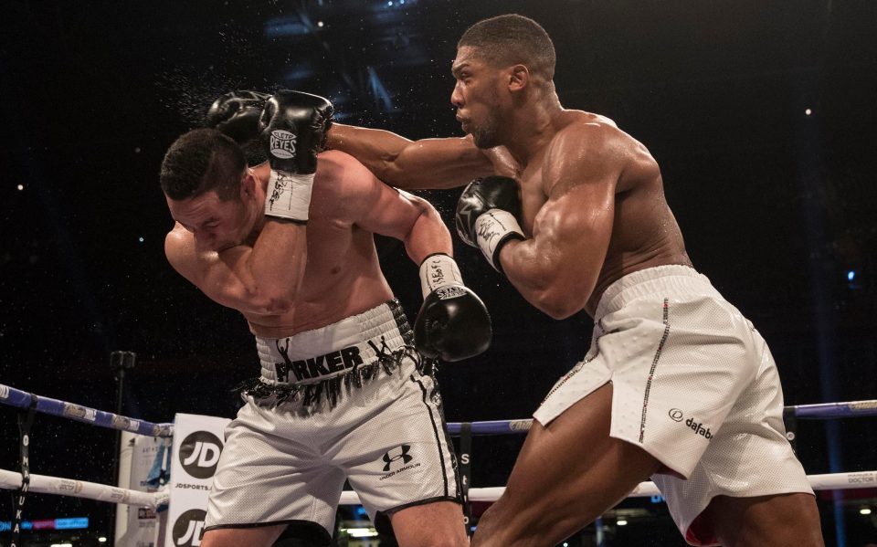  Anthony Joshua narrowly misses Joseph Parker's head with a swing