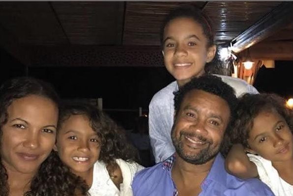  Shaggy and his wife Rebecca Packer with their girls on vacation