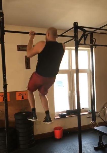  Fury has posted video footage of him hard at work doing pull-ups in the gym