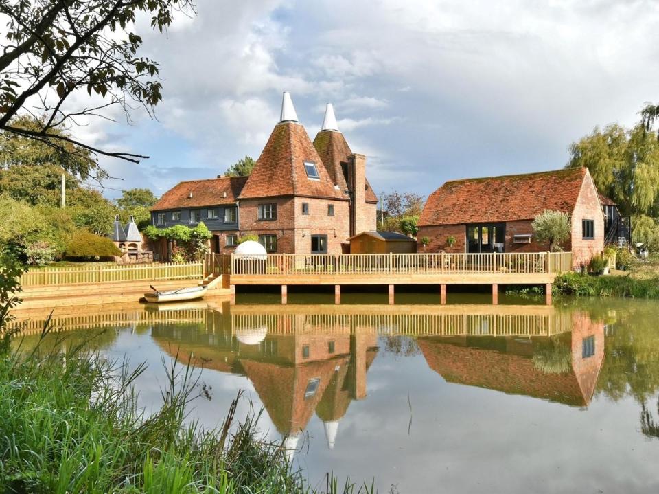  The Hop Pickers Oast is a huge house with a private lake - perfect for a big reunion with the clans