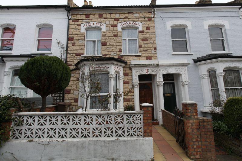  The online advert on Zoopla features a three-bedroom cluttered and messy home in Stoke Newington