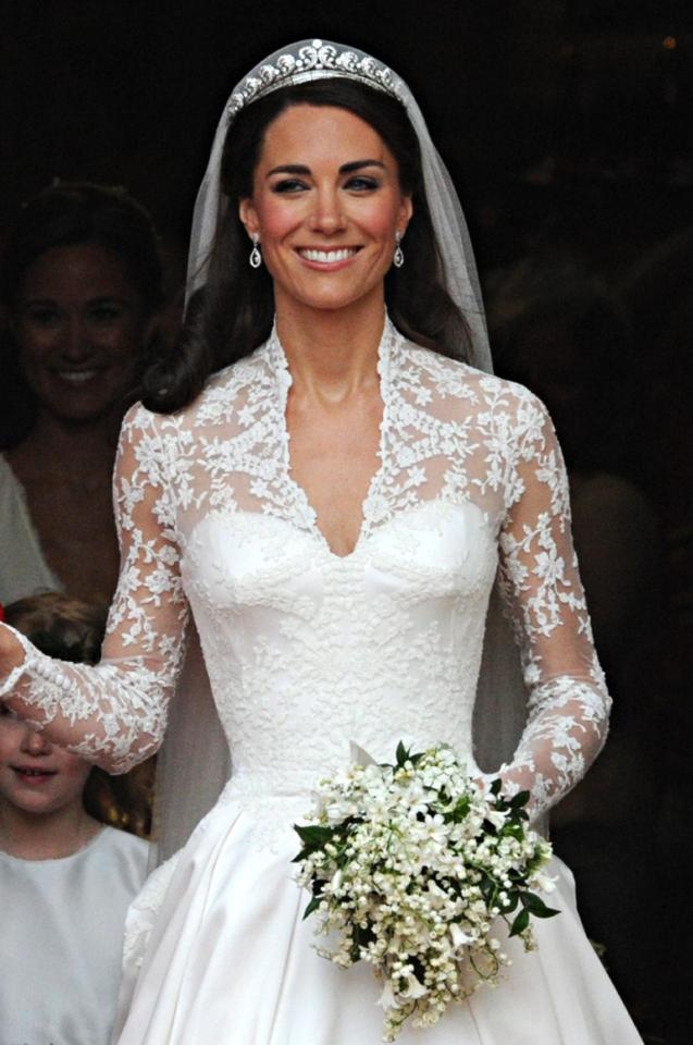  Kate carried a stunning white and green bouquet