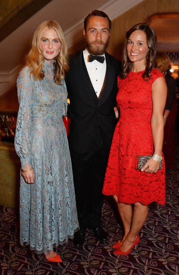  Pippa Middleton poses for charming snap with brother James and Donna Air