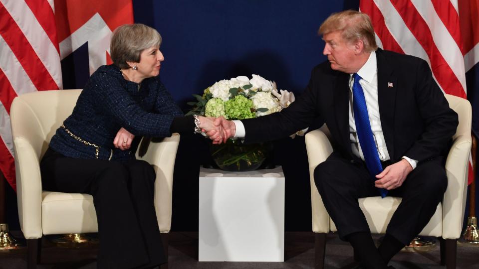  Trump shakes Theresa May's hand during a meeting of world leaders