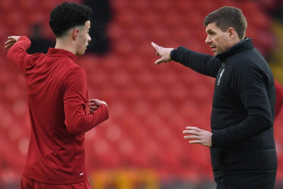  Liverpool Under-18 boss Gerrard talks to Curtis Jones before an FA Youth Cup tie