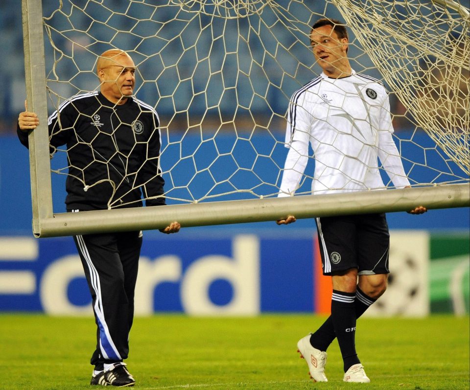  Wilkins and Terry set up the goalposts for training ahead of Champions League clash with Atletico Madrid in 2009