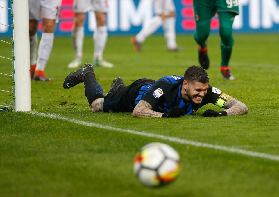  Mauro Icardi can't believe it after missing again after he hit his sliding effort wide