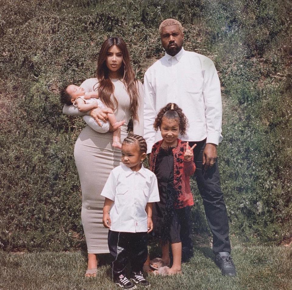  Kim Kardashian, Kanye West and their kids pose for a family photo