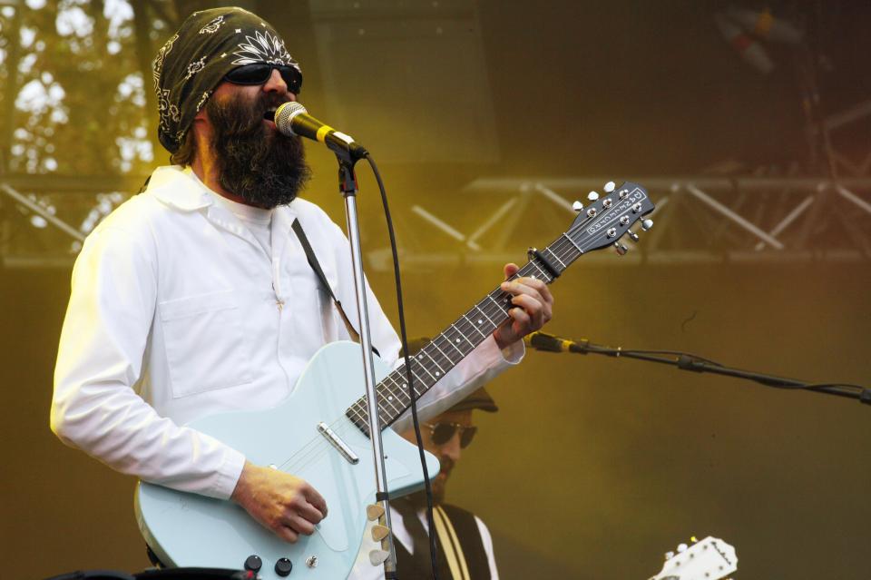  E sports a bushy beard on stage at the 2010 Rock en Seine music festival in Paris