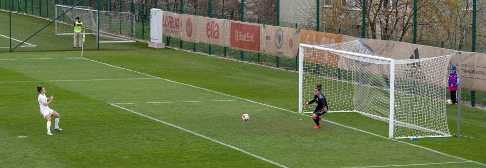  Jodie Taylor scored a penalty to double England's lead