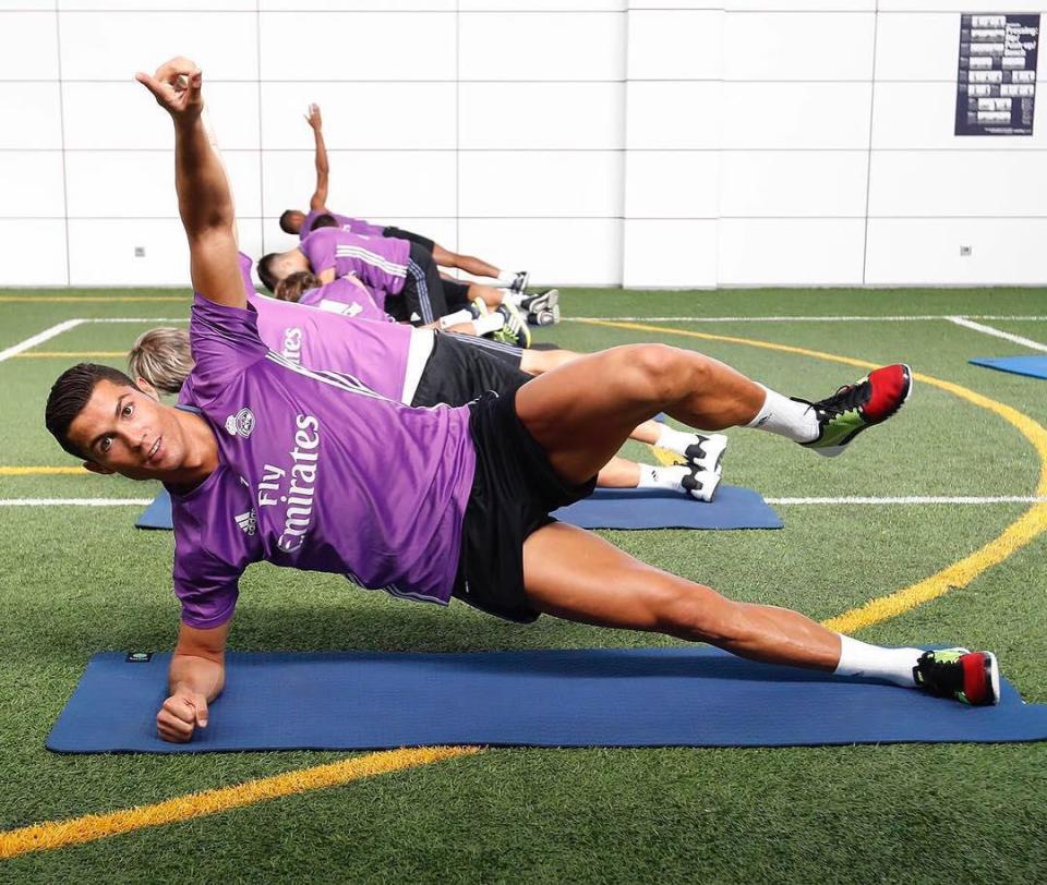  Cristiano Ronaldo strengthens his abs completing side planks