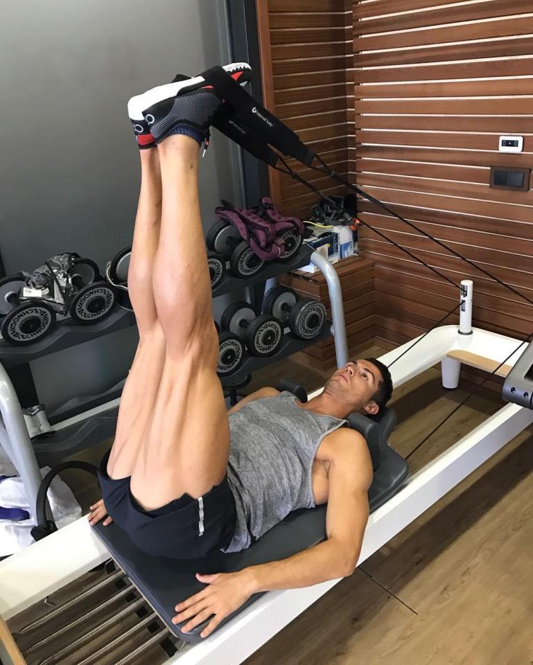  Cristiano Ronaldo works both his legs and abs in this routine