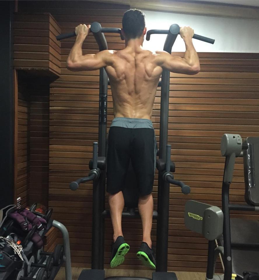  Cristiano Ronaldo works his back and shoulders by doing pull-ups