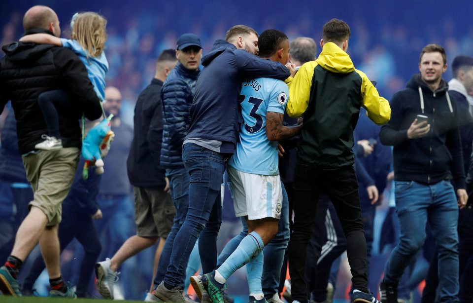  Gabriel Jesus and the City players were engulfed by their adoring fans