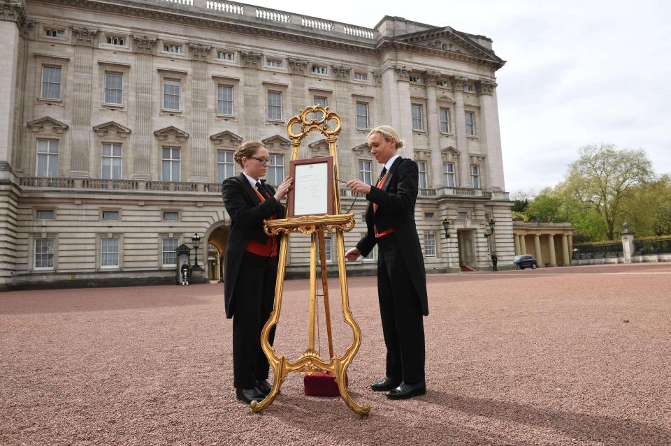  The official notice of the baby's birth being set up at Buckingham Palace