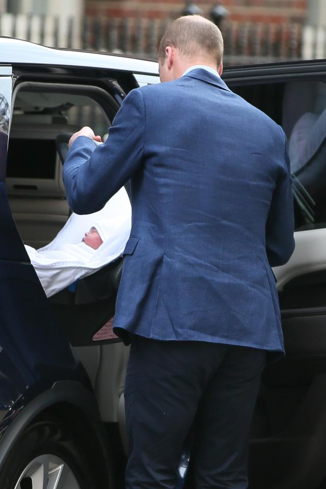  Prince William places his new baby boy in the back of a waiting car to head back to Kensington Palace