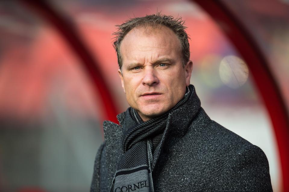  The former England defender also wants to see Dennis Bergkamp in the dug-out at the Emirates