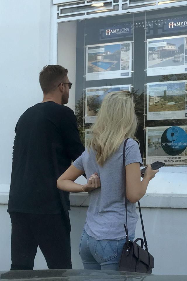  Mollie and Stuart were seen househunting together this week