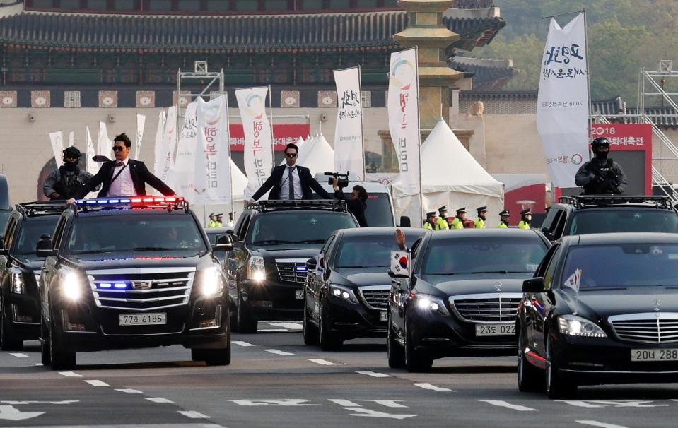  A convoy transporting South Korean President Moon Jae-in leaves the Presidential Blue House for the inter-Korean summit in Seoul