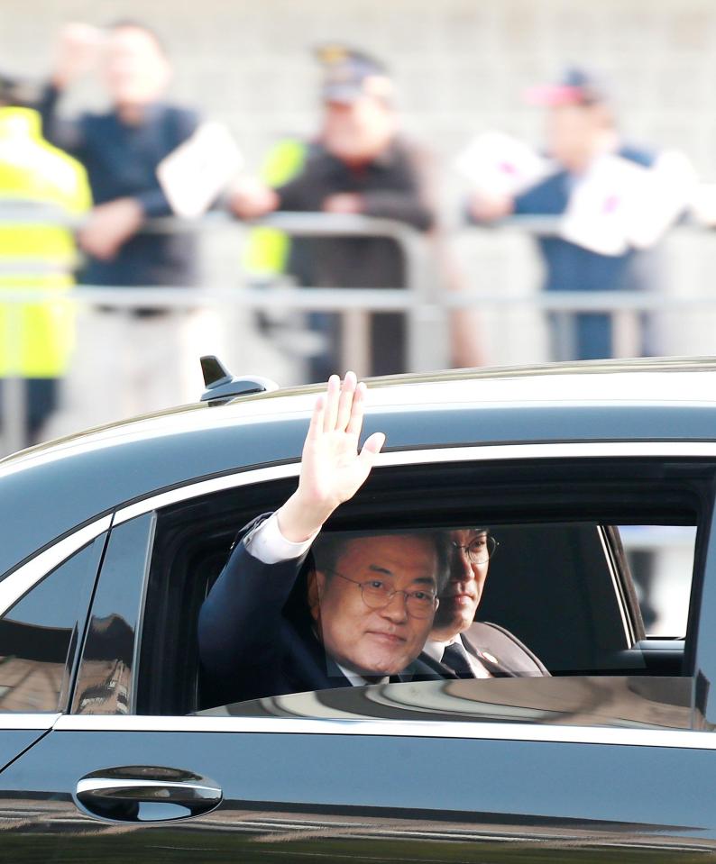  Moon waves as he leaves the presidential mansion in South Korea for the demilitarised zone to meet Kim