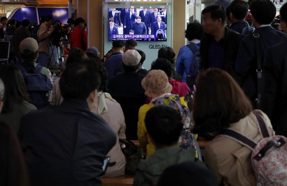  People watch Kim Jung-Un's crossing the border for Inter-Korean Summit in live news streams at the Seoul Railway station