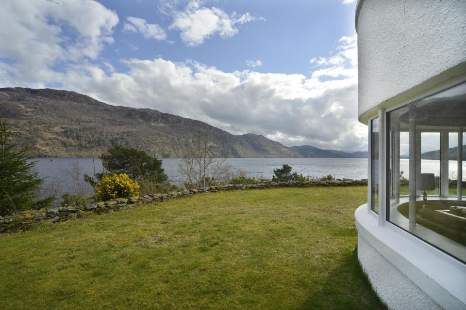  The outside of the property facing the lake resembles the bridge of a boat