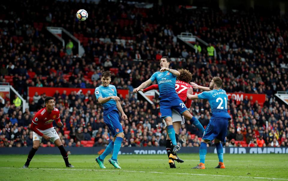  Marouane Fellaini scored an injury time winner as Manchester United beat Arsenal 2-1