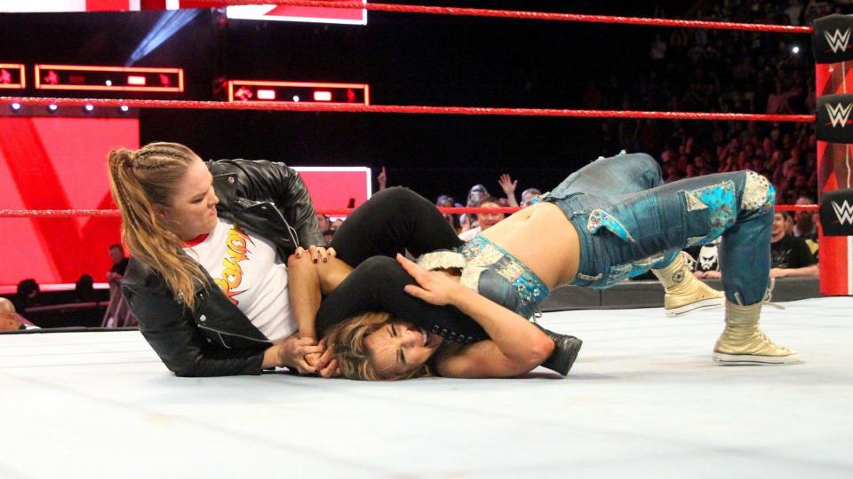  Ronda Rousey attacks Mickie James