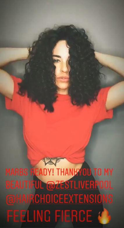  Stephanie Davis showed off her new curly hair