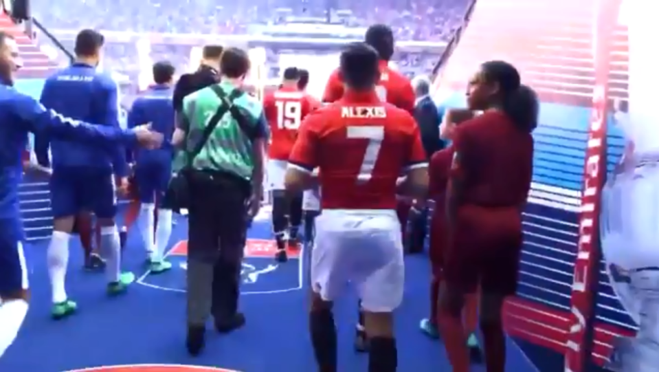  Eden Hazard laughs at Alexis Sanchez for being the same height as his mascot