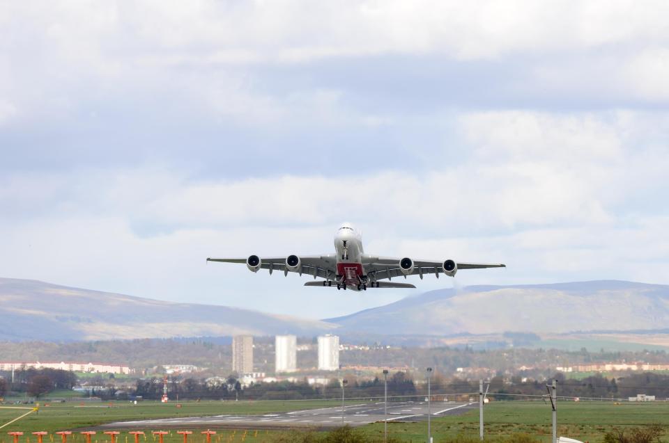  Do air traffic controllers have the best job in the world? With a potential six-figure salary, it doesn't sound like a bad job