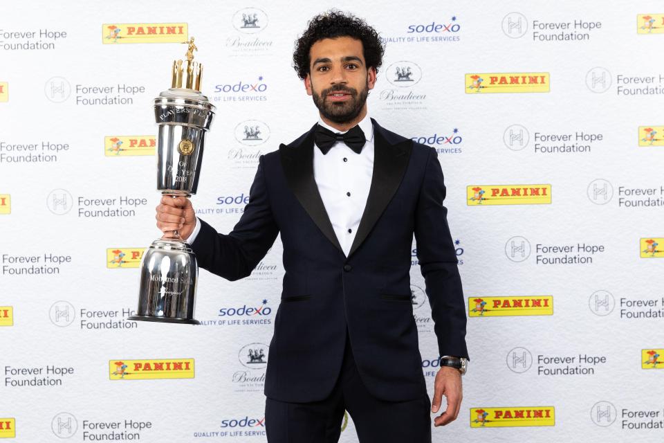  Mo poses with his PFA Player Of The Year Award trophy