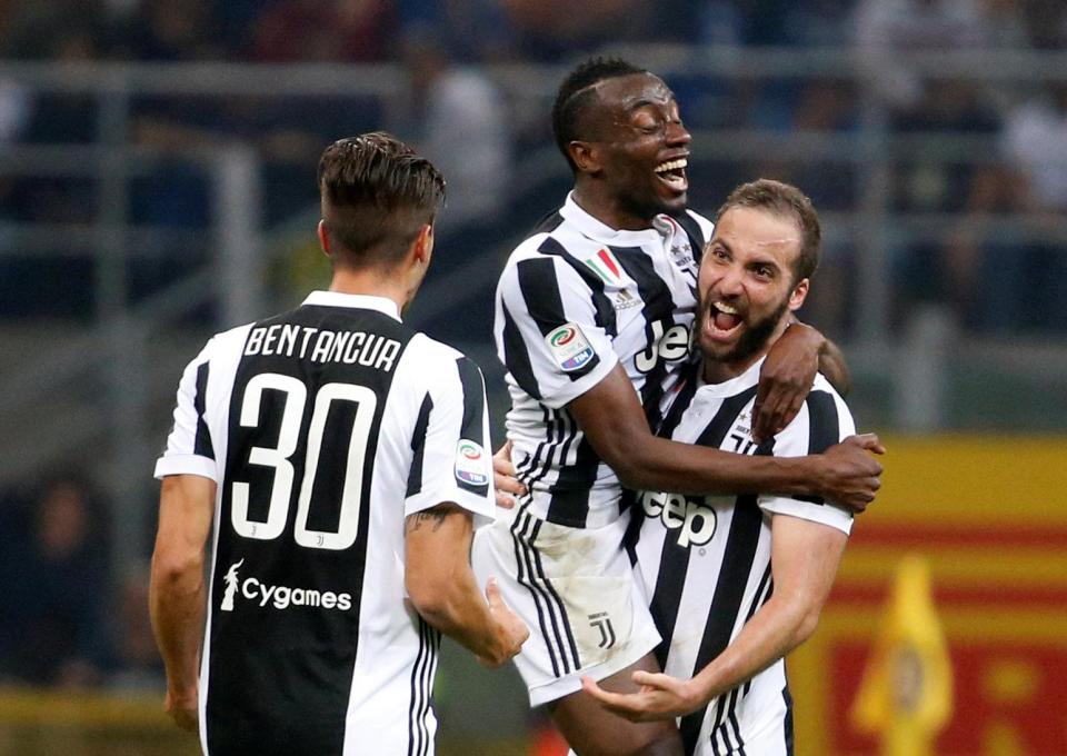  Blaise Matuidi celebrates with team-mates as Juventus secure epic victory