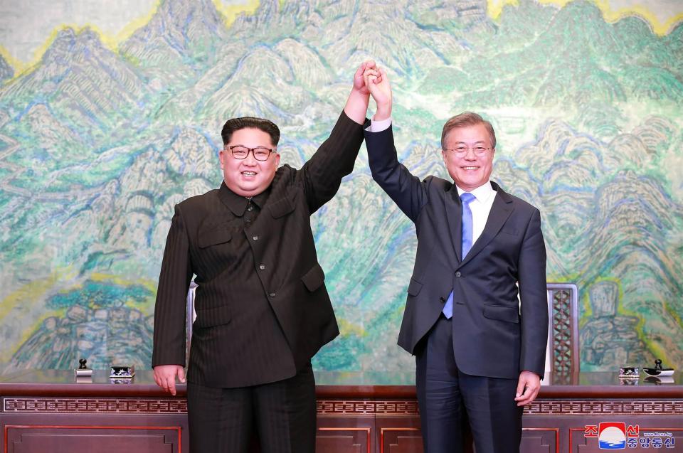  Kim Jong-un and Moon Jae-in pose during a signing ceremony in South Korea