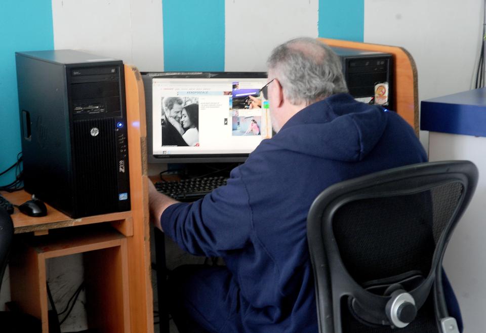  Thomas Markle Sr, 73, was snapped viewing pictures of Meghan and Prince Harry ahead of the Royal Wedding on May 19