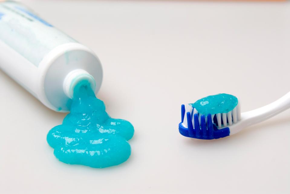  Some of the ingredients in toothpaste can help relieve itching and swelling