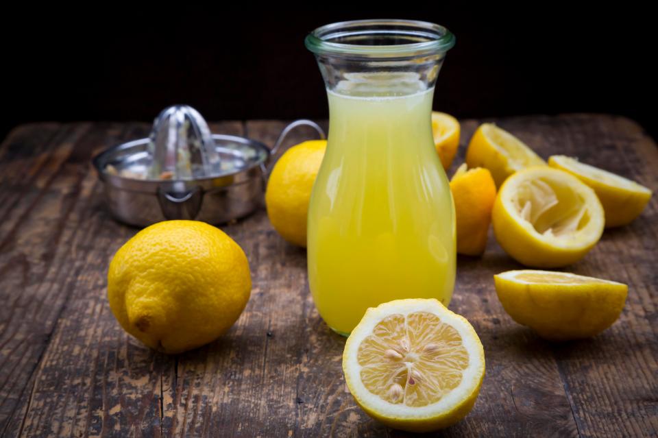  The citric acid in lemon juice helps numb insect bites