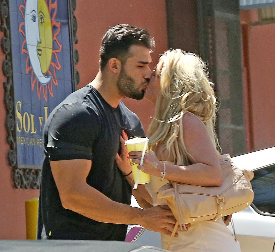  Britney Spears kissed boyfriend Sam as they left a Mexican restaurant together