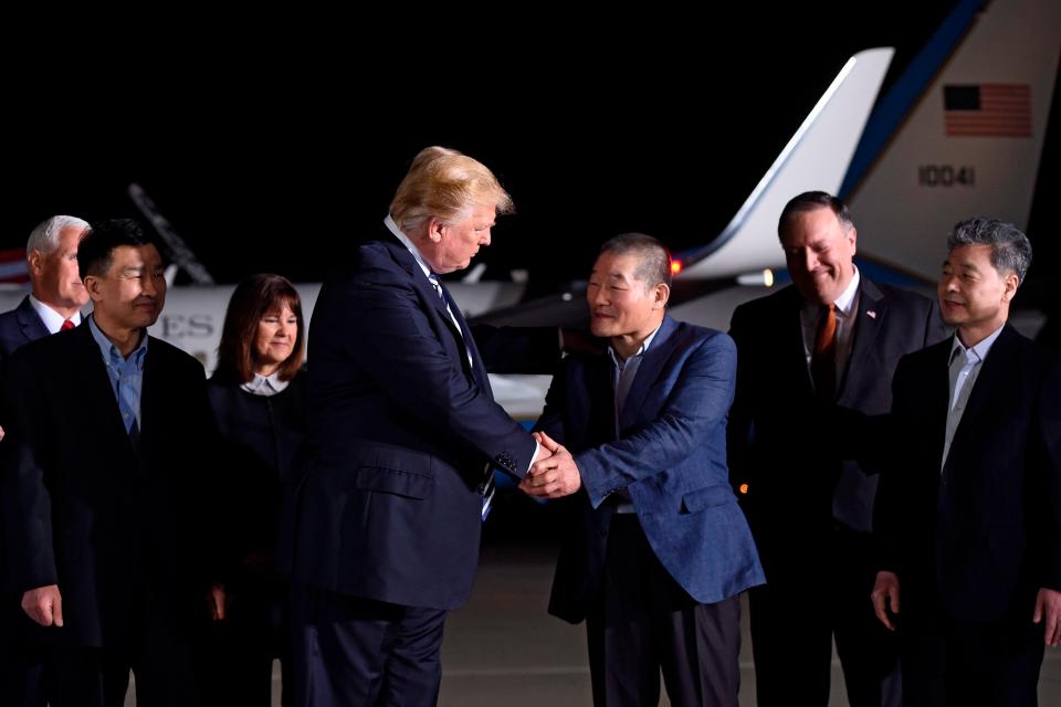  Trump meets US prisoners released by North Korea in recent weeks