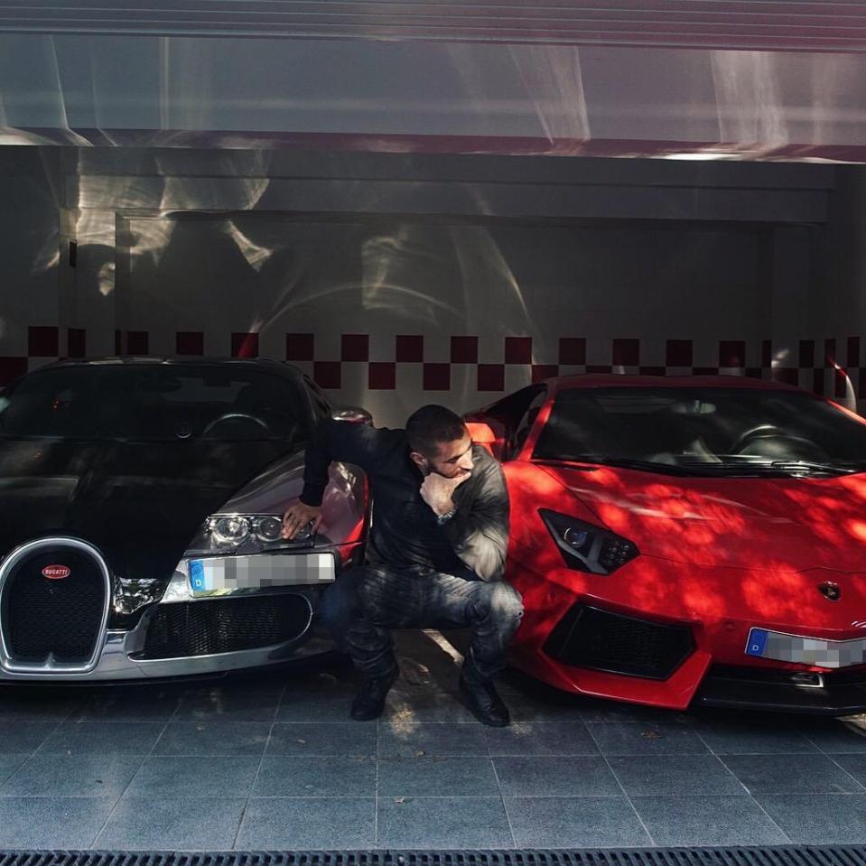  Karim Benzema can't decide which car to drive to the supermercado