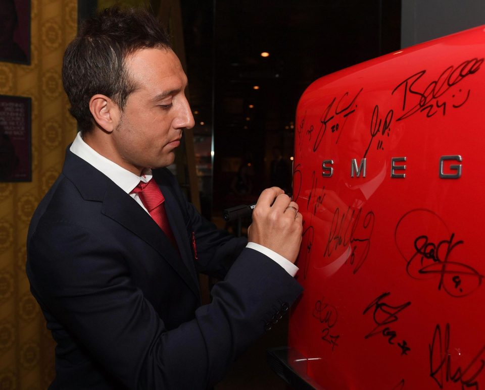  Arsenal players all penned their signatures on a fridge that went up for grabs