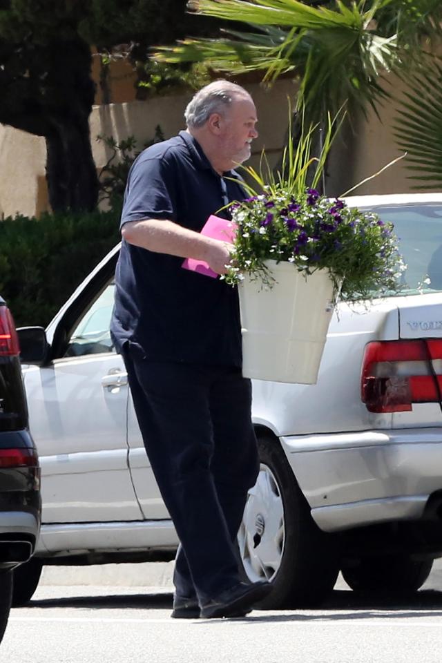  Thomas Markle Sr left flowers outside the home of Doria Ragland’s home in Los Angeles in an apparent peace offering