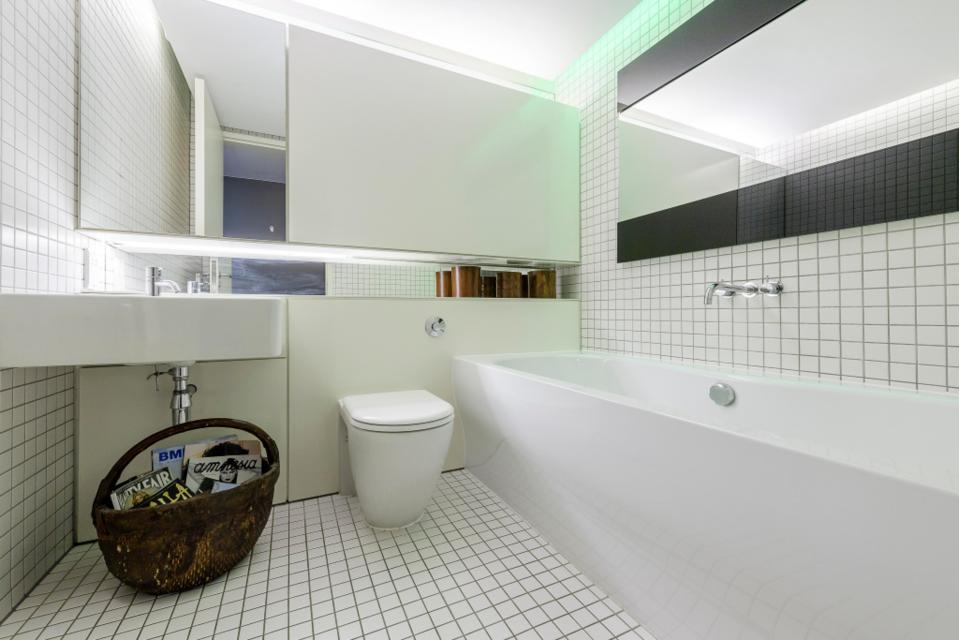  The bathroom is decorated in a minimalist style