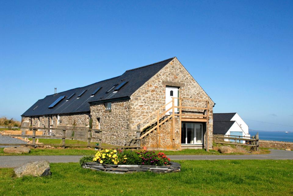  East Hook Barn, near Marloes sleeps five, with magnificent sea views