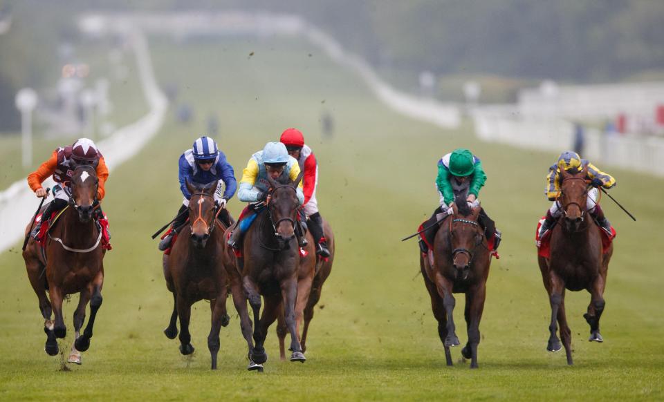  Tomyris (light blue cap) won in good style under Frankie Dettori