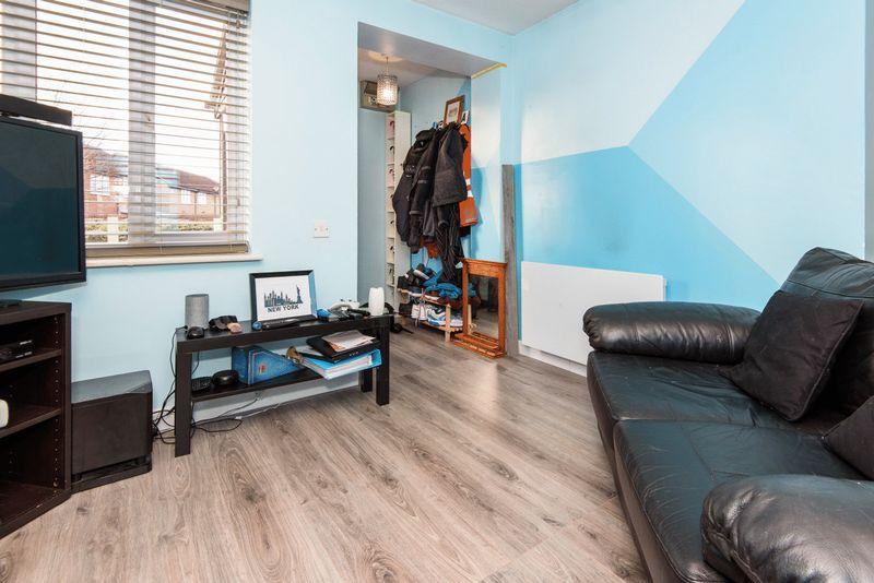  The flat is close to the train station so it's in a good location for commuters working in the centre of Bristol