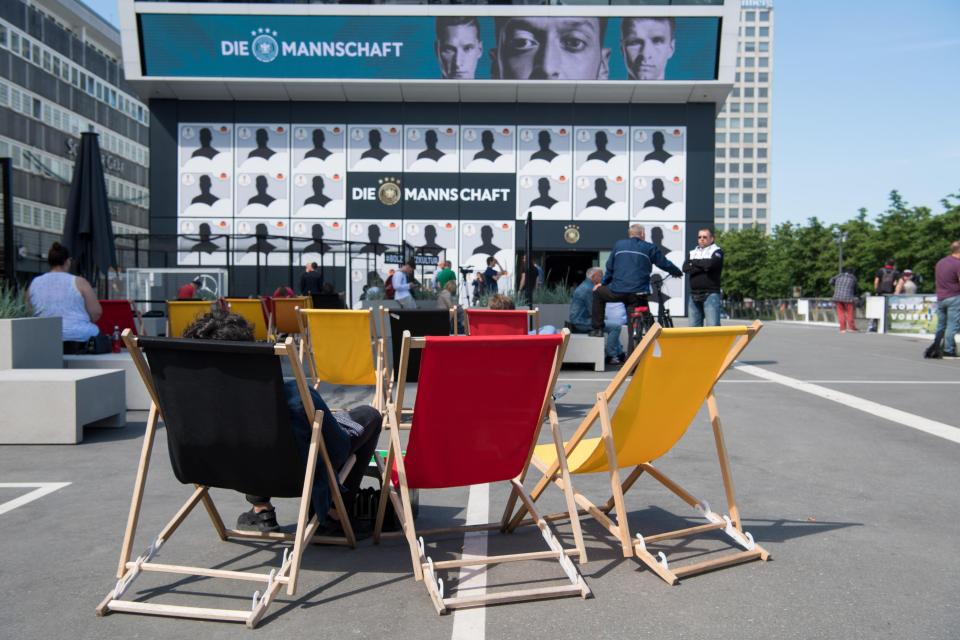  Germans were so relaxed about the World Cup draw that they watched it on deckchairs