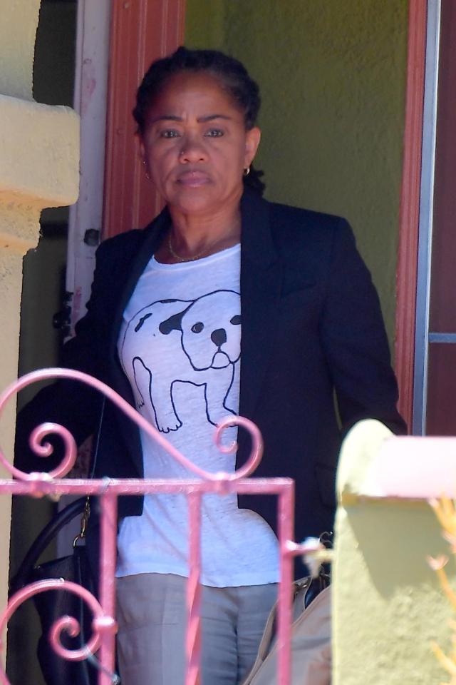  Doria Ragland dressed in a black blazer over a white T-shirt as she headed to the airport ahead of her daughter's wedding