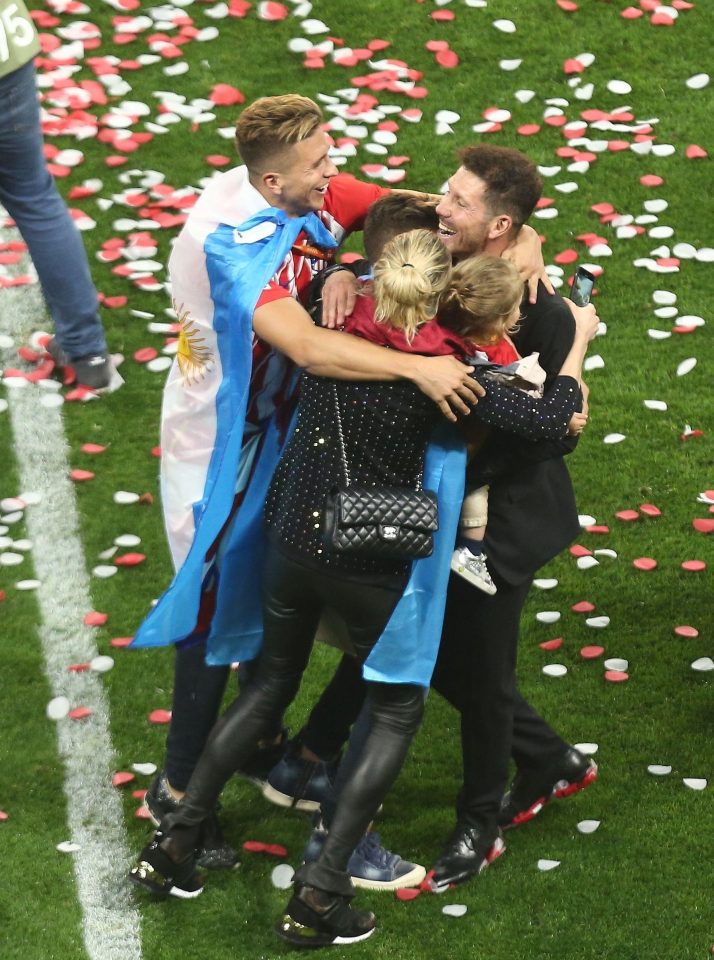  Diego Simeone hugs his children and girlfriend at full-time of Europa League final