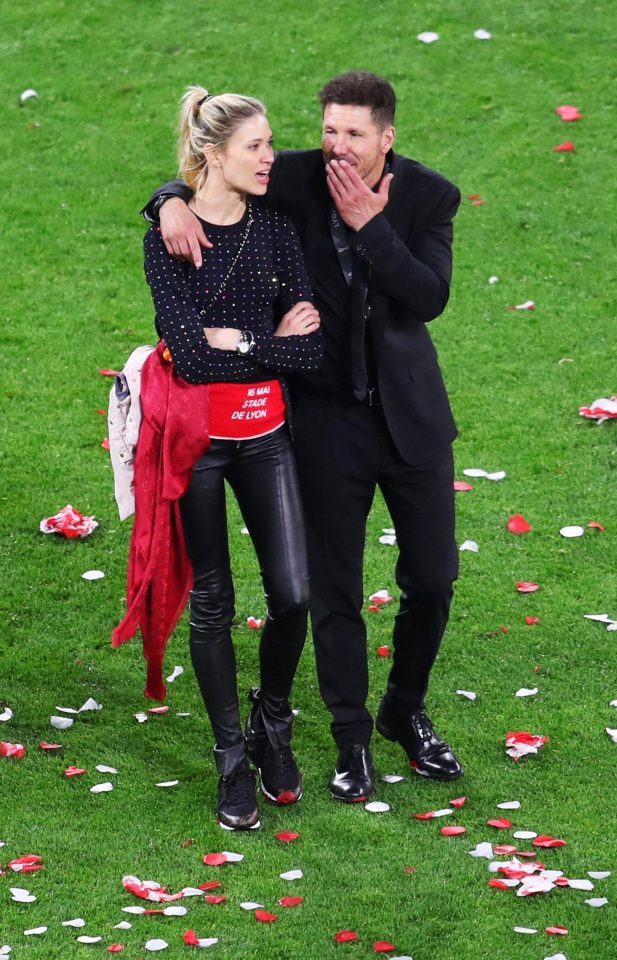  Carla Pereyra is the first to congratulate Diego Simeone